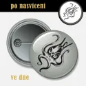 Reflexní odznak Krakatice 44 mm – bezpečnostní placka na batoh.