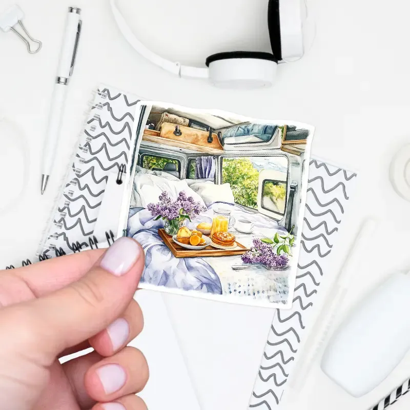 Samolepka snídaně v karavanu.