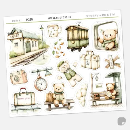 Malý medvídek na perónu nádraží. Cestování historickým vlakem.