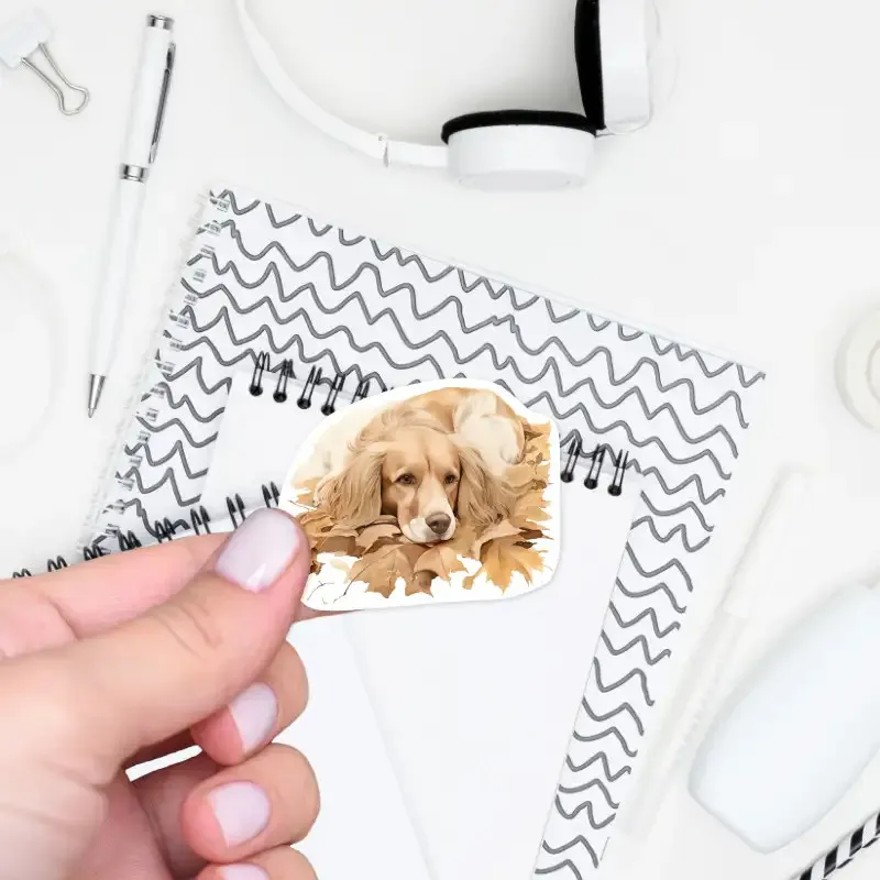 Samolepka do diáře s odpočívajícím psem na zlatém podzimním listí.