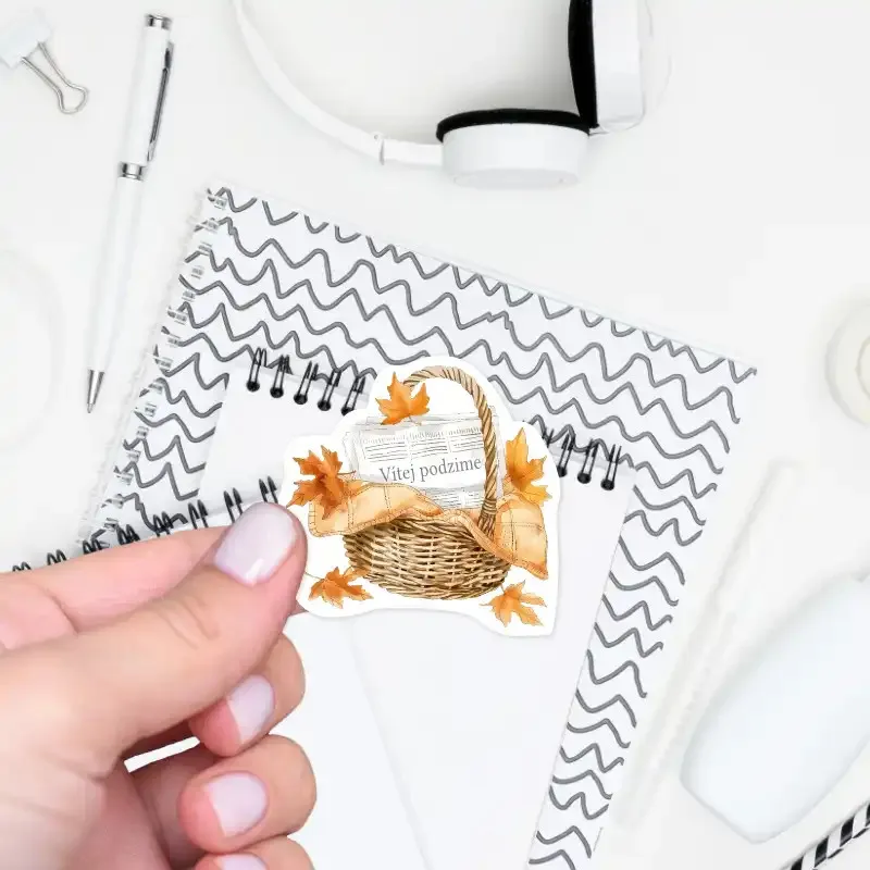 Samolepka do diáře - košík s podzimním listím a novinami s nápisem Vítej podzime!