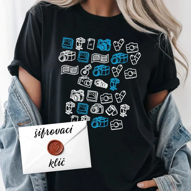 Tričko se zašifrovaným vzkazem jako dárek, zábavné luštění vzkazu pomocí šifrovací tabulky.