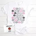 Bílé dárkové tričko e zašifrovaným vzkazem pro milovníky donutů a slakostí.