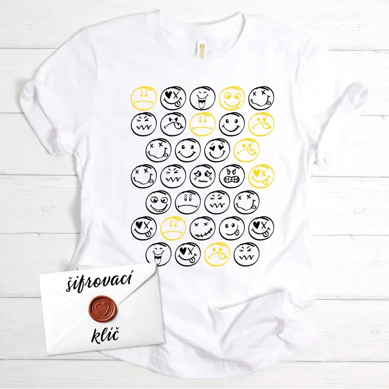 Bílé veselé tričko s osobním vzkazem ukrytým v obrázcích ručně kreslených smajlíků.