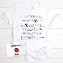 Bílé tričko se vzkazem, zašifrovaným do fyzikálních vzorců, dárek pro studenty.