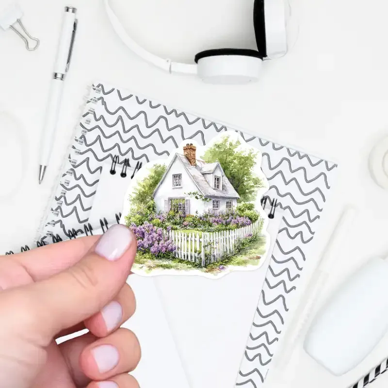 Nálepka chalupa s rozkvetlým šeříkem.