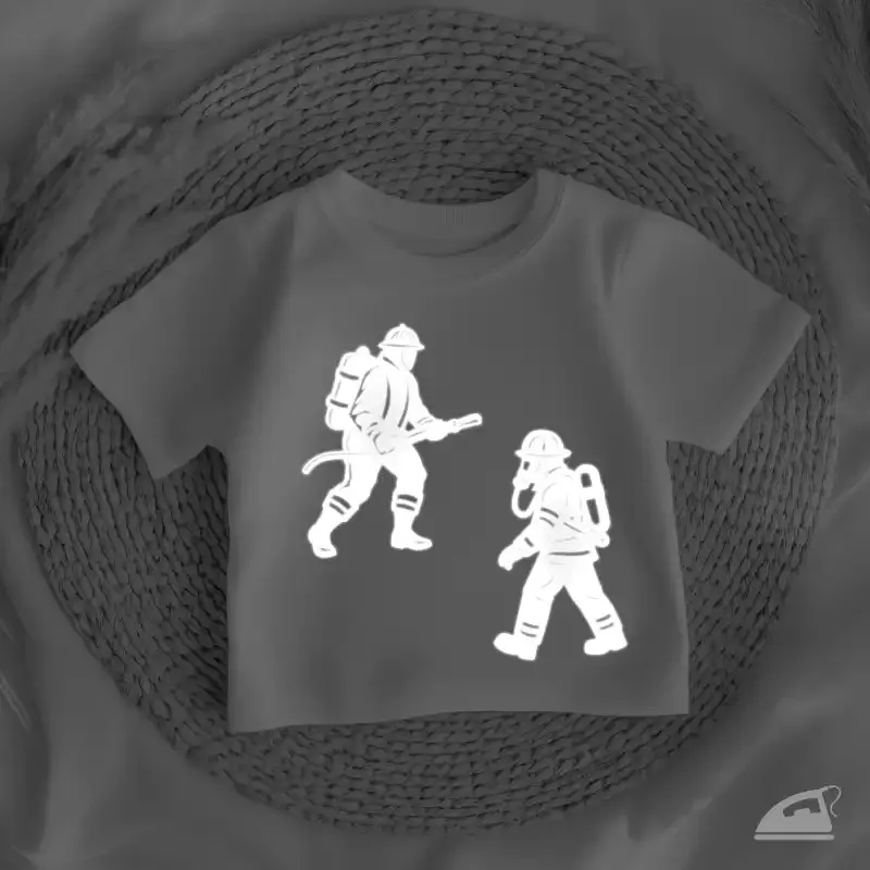 Reflexní potisk na oděvy - hasiči v akci při práci.