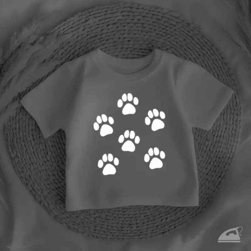 Reflexní nažehlovací psí stopy - na oblečení pro děti i psí miláčky.