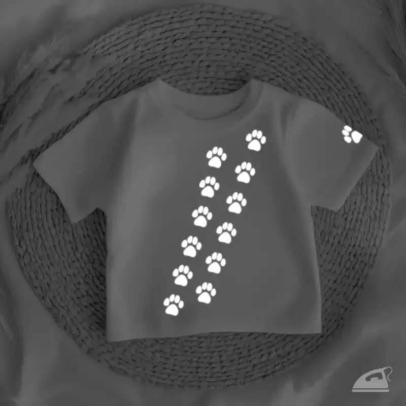 Mini psí stopy - reflexní nažehlovací potisk na textil.