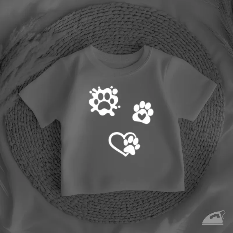 Reflexní nažehlovačky Psí stopy, srdíčka.