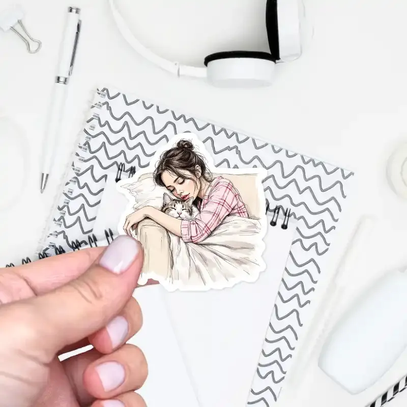 Samolepky do diáře - žena spí spolu se svou kočkou, zabalená do deky.