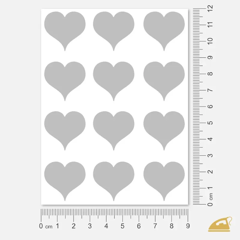 Dvanáct reflexních nažehlovacích srdíček na archu k domácímu nažehlení žehličkou.