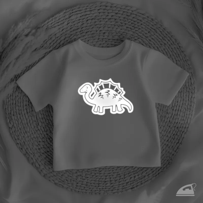 Reflexní nažehlovačky Stegosaurus zvyšují viditelnost při pohybu venku.