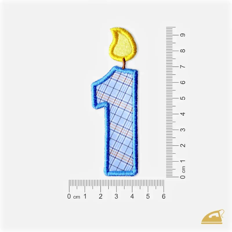 Modrá vyšívaná nažehlovačka k vytvoření narozeninového trička.