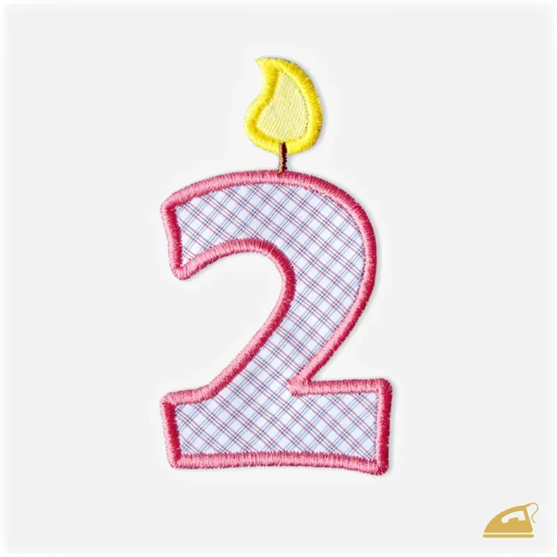 Růžová vyšívaná nažehlovačka číslice 2: Narozeninová svíčka pro holčičky.