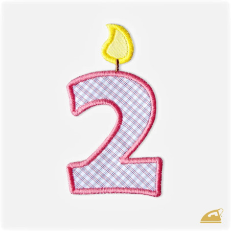 Růžová vyšívaná nažehlovačka číslice 2: Narozeninová svíčka pro holčičky.