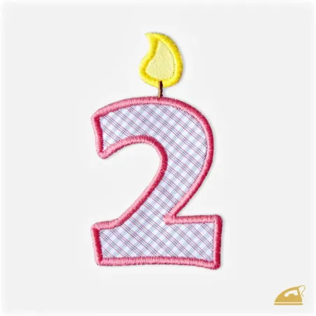Růžová vyšívaná nažehlovačka číslice 2: Narozeninová svíčka pro holčičky.