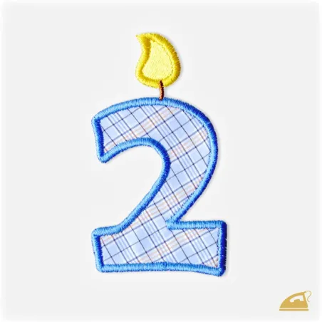Modrá vyšívaná nažehlovačka číslice 2: Narozeninová svíčka pro chlapce.