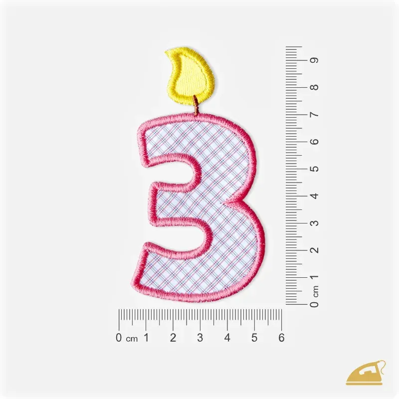 Růžová vyšívaná narozeninová číslice 3: nažehlovačka na narozeninové tričko.