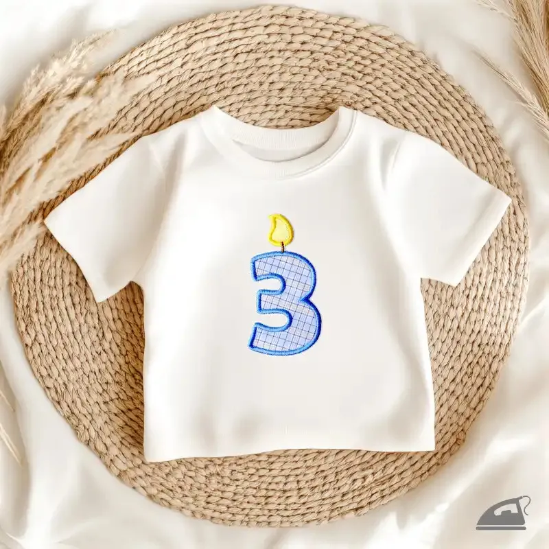 Modrá vyšívaná nažehlovačka číslice 3: vytvořte narozeninové tričko.