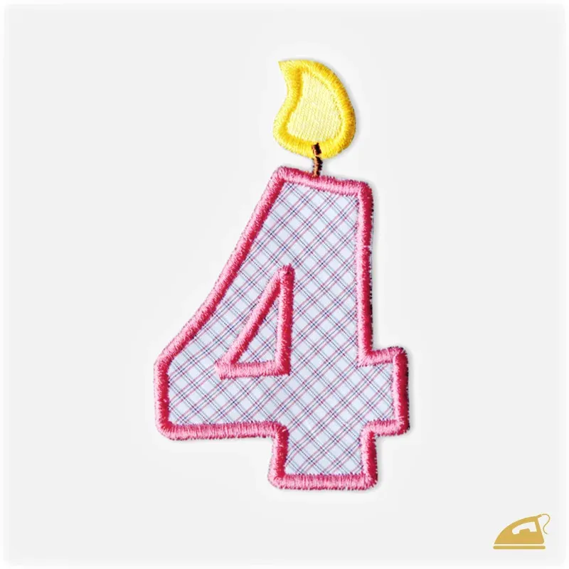Růžová vyšívaná nažehlovačka číslice 4: Narozeninová svíčka.