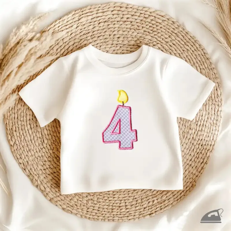 Růžová vyšívaná nažehlovačka číslice 4: na narozeninové tričko.
