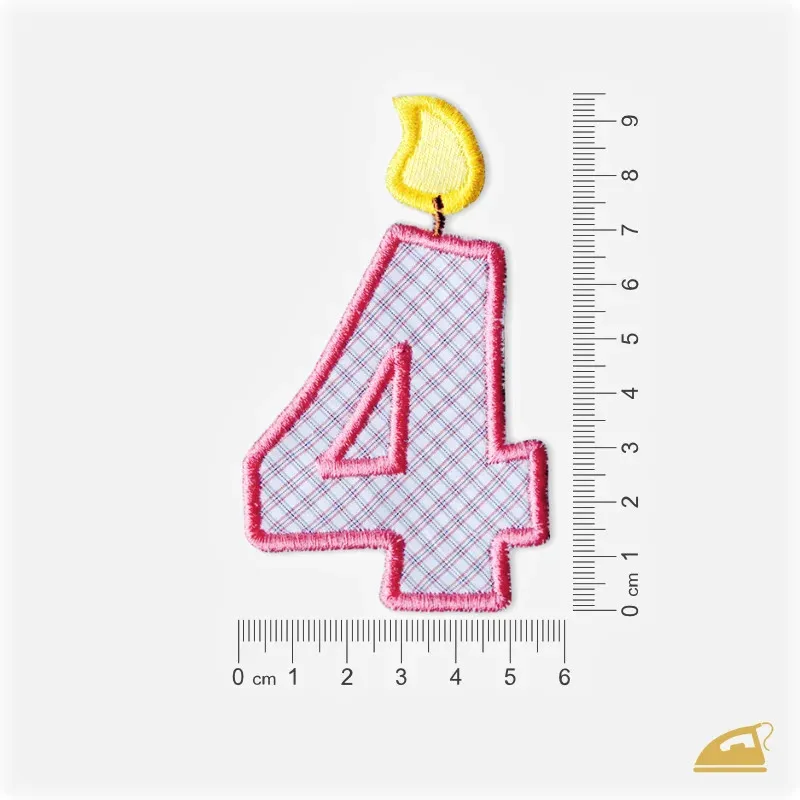 Růžová vyšívaná nažehlovačka číslice 4: Narozeninová svíčka pro holčičky.