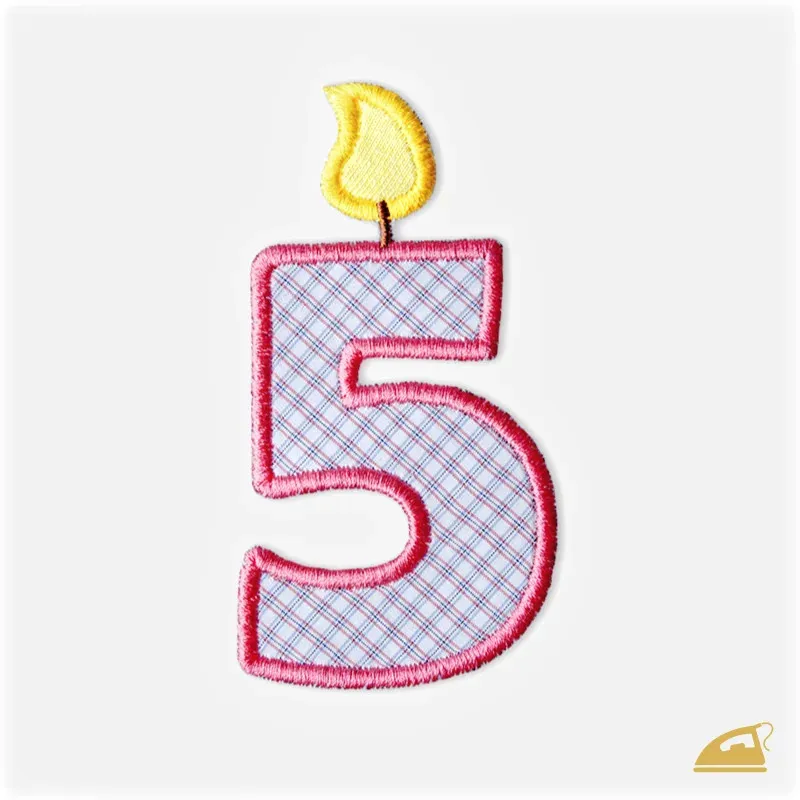 Růžová vyšívaná nažehlovačka číslice 5: Narozeninová svíčka na tričko.