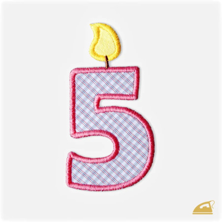 Růžová vyšívaná nažehlovačka číslice 5: Narozeninová svíčka na tričko.