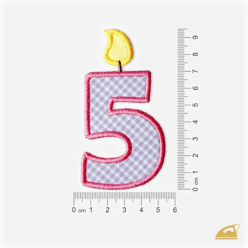 Růžová vyšívaná nažehlovačka číslice 5: Narozeninová svíčka pro holčičky.