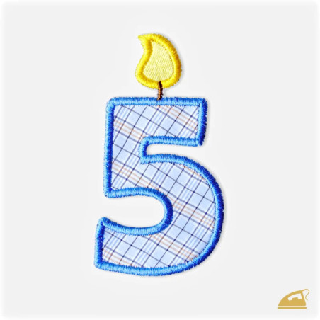 Modrá vyšívaná nažehlovačka číslice 5: Narozeninová svíčka.