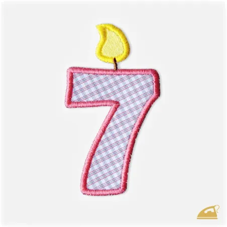 Růžová vyšívaná nažehlovačka číslice 7: Narozeninová svíčka.
