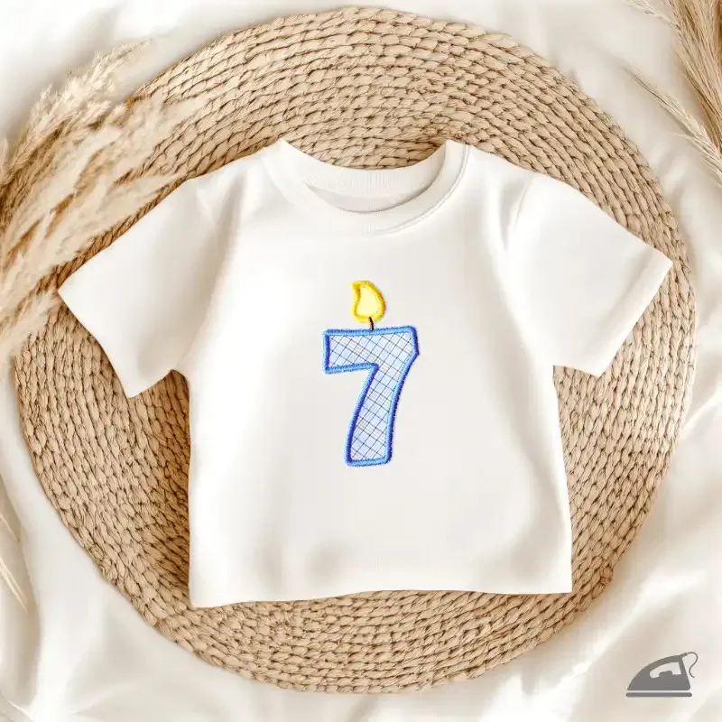 Modrá vyšívaná nažehlovačka číslice 7: k vytvoření narozeninového trička.