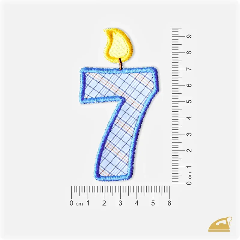 Modrá vyšívaná nažehlovačka číslice 7: Narozeninová svíčka pro chlapce.