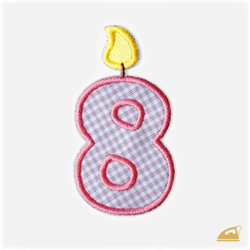 Růžová vyšívaná nažehlovačka číslice 8: Narozeninová svíčka.