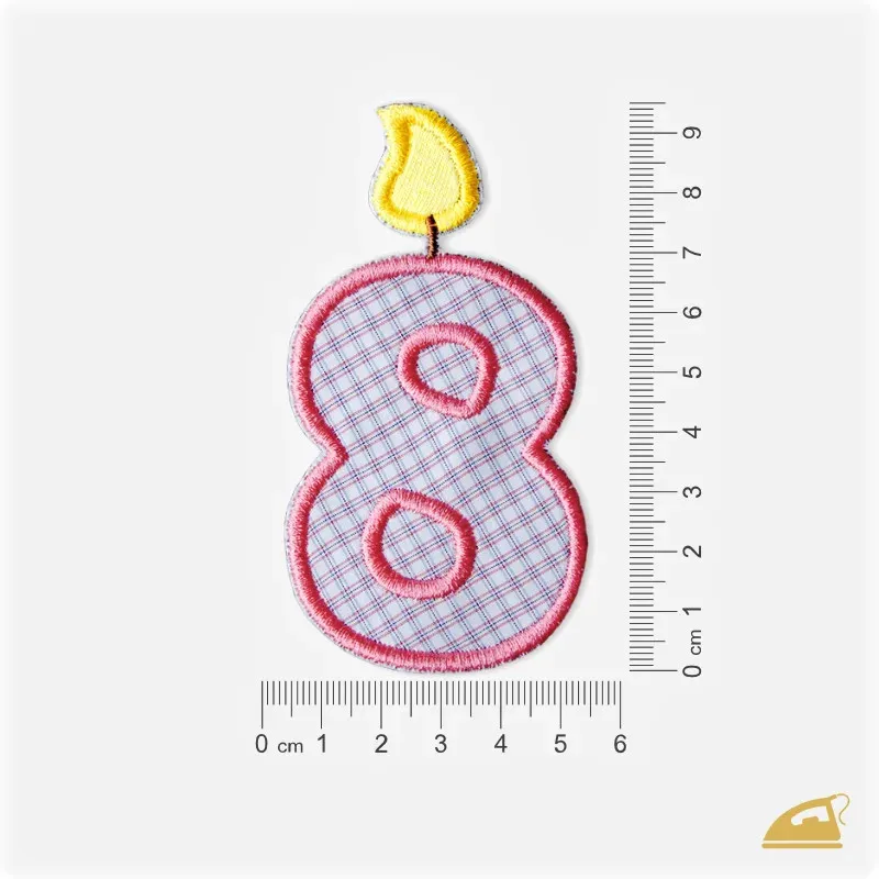 Růžová vyšívaná nažehlovačka číslice 8: Narozeninová svíčka pro dívky.