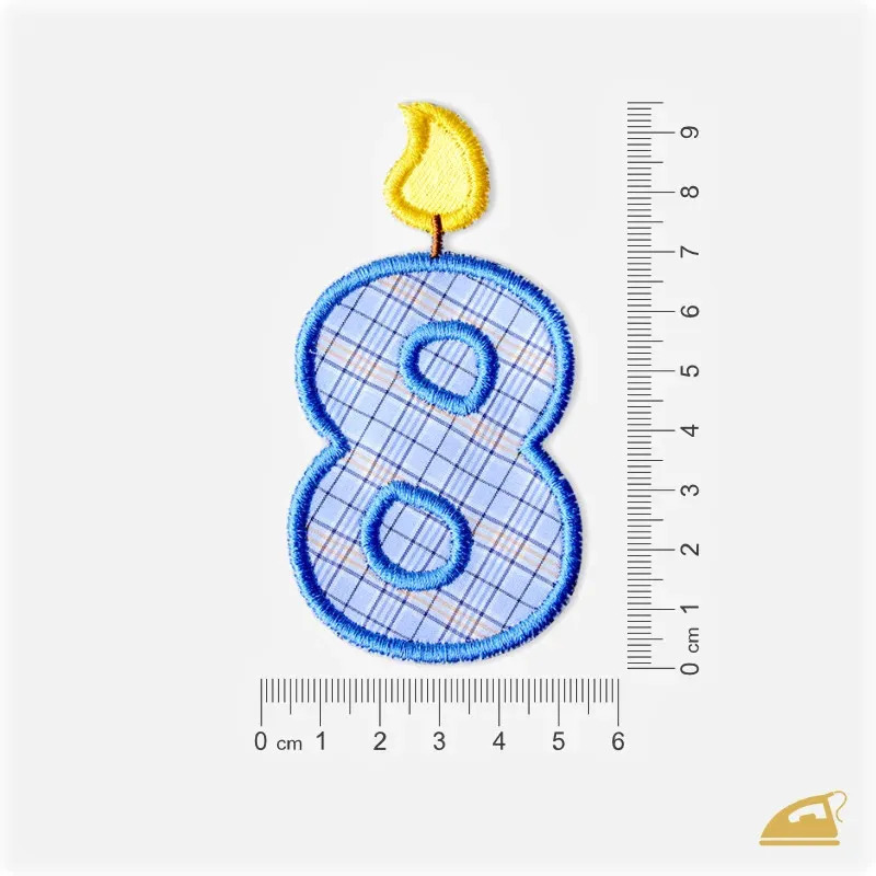 Modrá vyšívaná nažehlovačka číslice 8: Narozeninová svíčka pro chlapce.