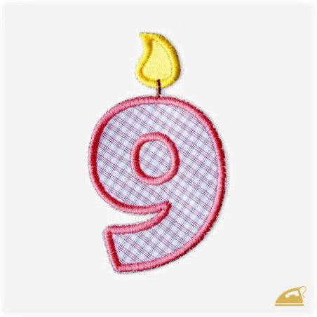 Růžová vyšívaná nažehlovačka číslice 9: Narozeninová svíčka.