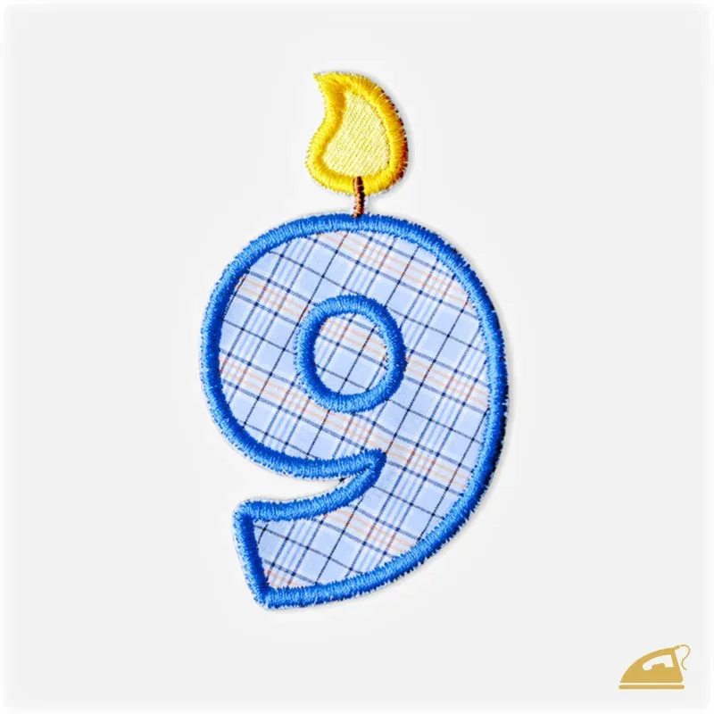 Modrá vyšívaná nažehlovačka číslice 9: Narozeninová svíčka.