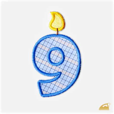 Modrá vyšívaná nažehlovačka číslice 9: Narozeninová svíčka.