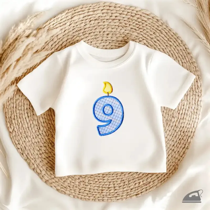 Modrá vyšívaná nažehlovačka číslice 9 pro vytvoření narozeninového trička.
