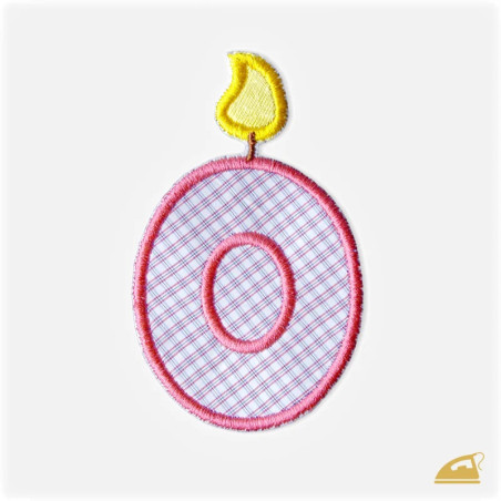 Růžová vyšívaná nažehlovačka číslice 0: Narozeninová svíčka.