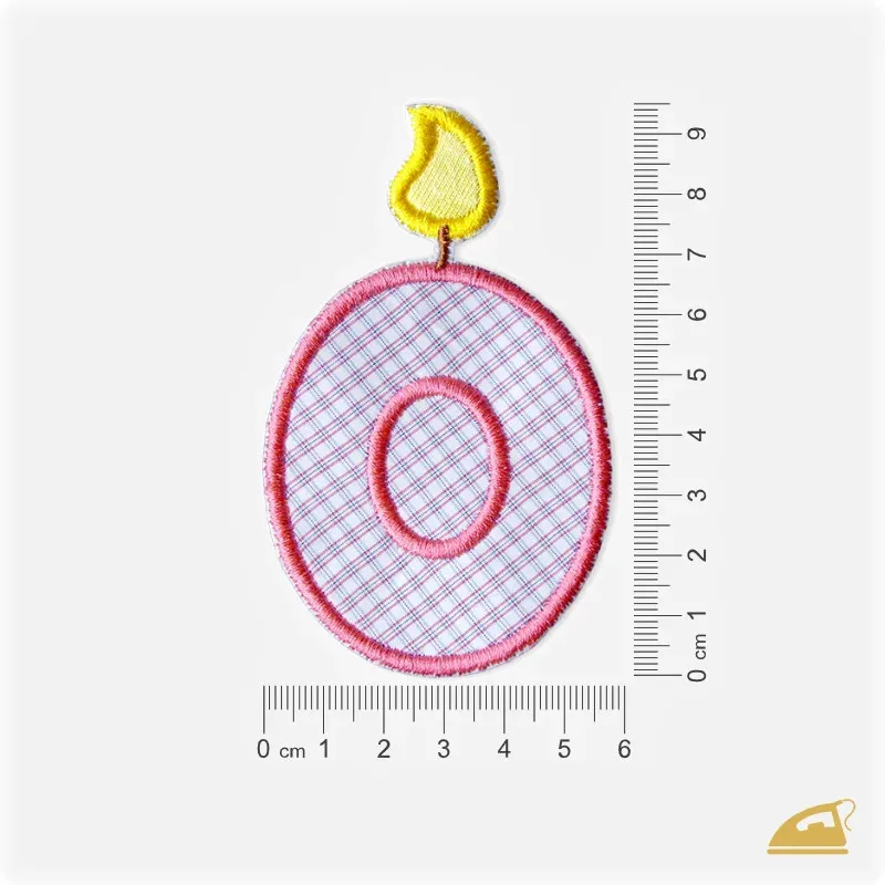 Růžová vyšívaná nažehlovačka číslice 0: Narozeninová svíčka pro dívky.