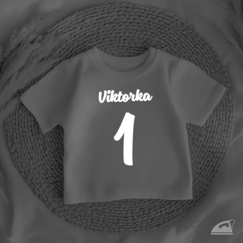 Reflexní nažehlovací jméno na přání s číslicí 1 – sladěný set na oblečení pro radost i vyšší viditelnost.