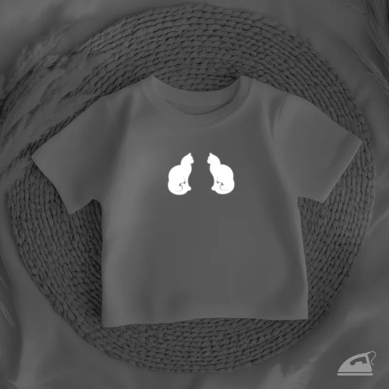 Reflexní nažehlovačky Sedící kočky – sada 8 siluet na oblečení pro zvýšení viditelnosti.