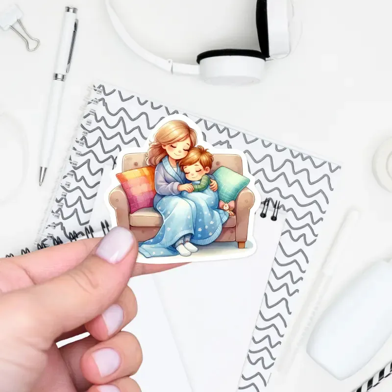 Samolepka maminky a malého syna v něžném objetí.