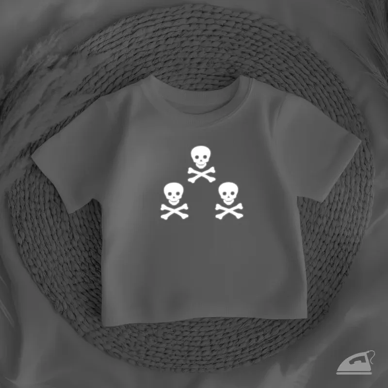 Reflexní nažehlovačka Lebka se zkříženými hnáty – na oblečení pro větší děti i dospělé.