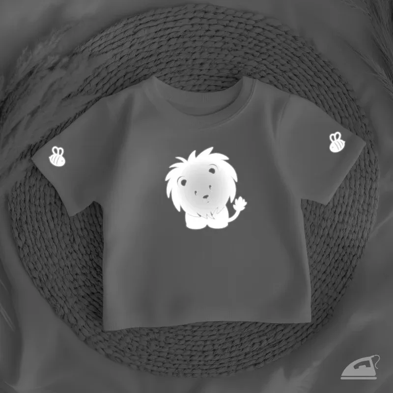 Reflexní nažehlovačka Lvíček a včelky – motiv s velkou odrazivou plochou pro větší bezpečí.