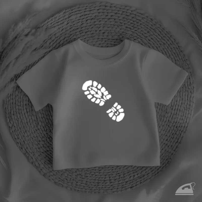 Reflexní nažehlovačka Stopa boty - reflexní potisk na trekové oblečení zvyšuje viditelnost za šera a tmy.