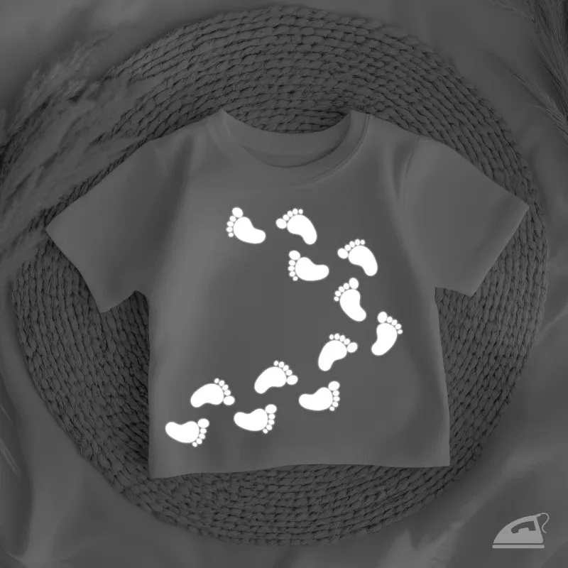 Reflexní nažehlovačka Dětské stopy – sada 12 ks na oblečení ke zvýšení viditelnosti.